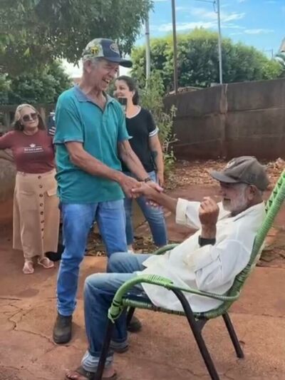 Imagem da notícia Irmãos se reencontram após mais de 40 anos, em Figueirão